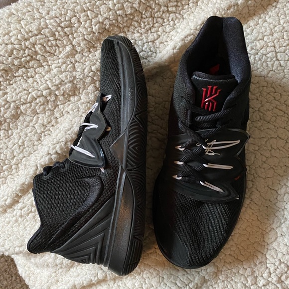 All black Nike Kylie 5 (GS) - Picture 4 of 7